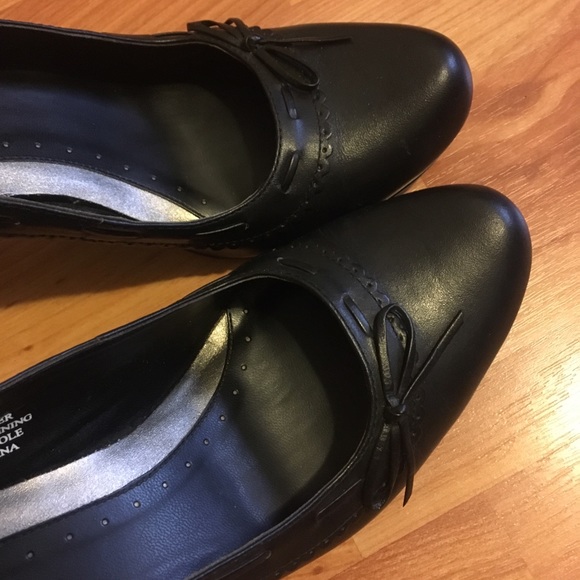 Kenneth Cole Reaction black leather heels with bow - Picture 9 of 10